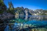 美丽湖泊山峰森林风景图片