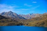 美丽湖泊山峰森林风景图片