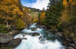 美丽湖泊山峰森林风景图片