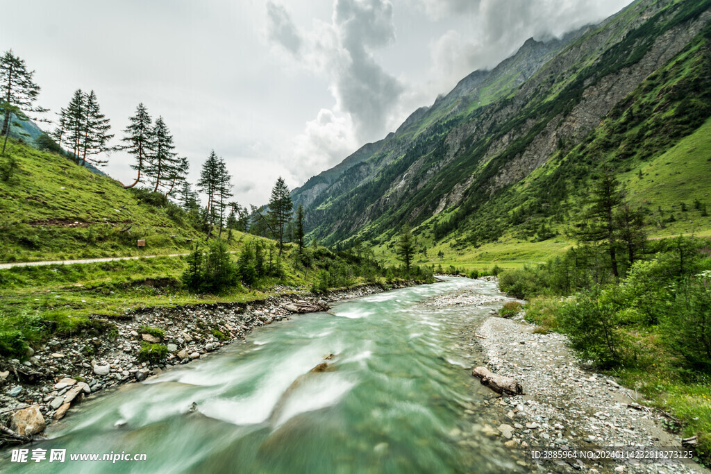 美丽湖泊山峰森林风景图片