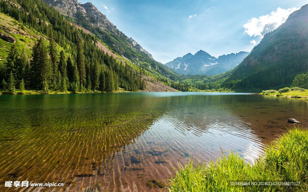 美丽湖泊山峰森林风景图片