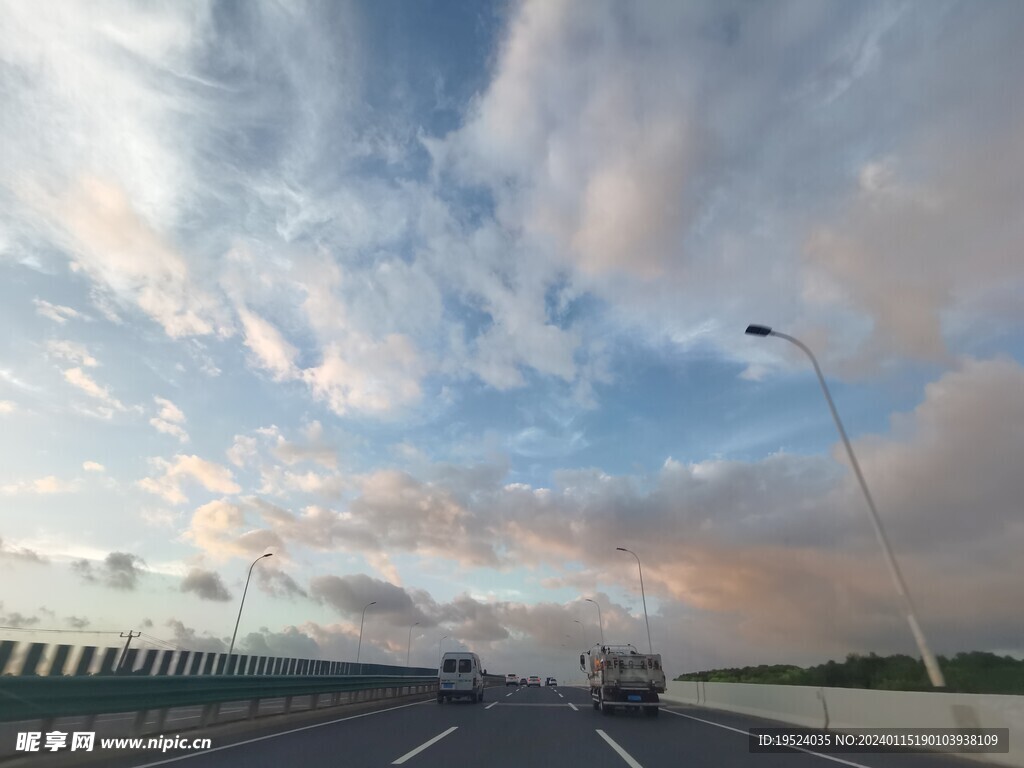 高速路上蓝天白云