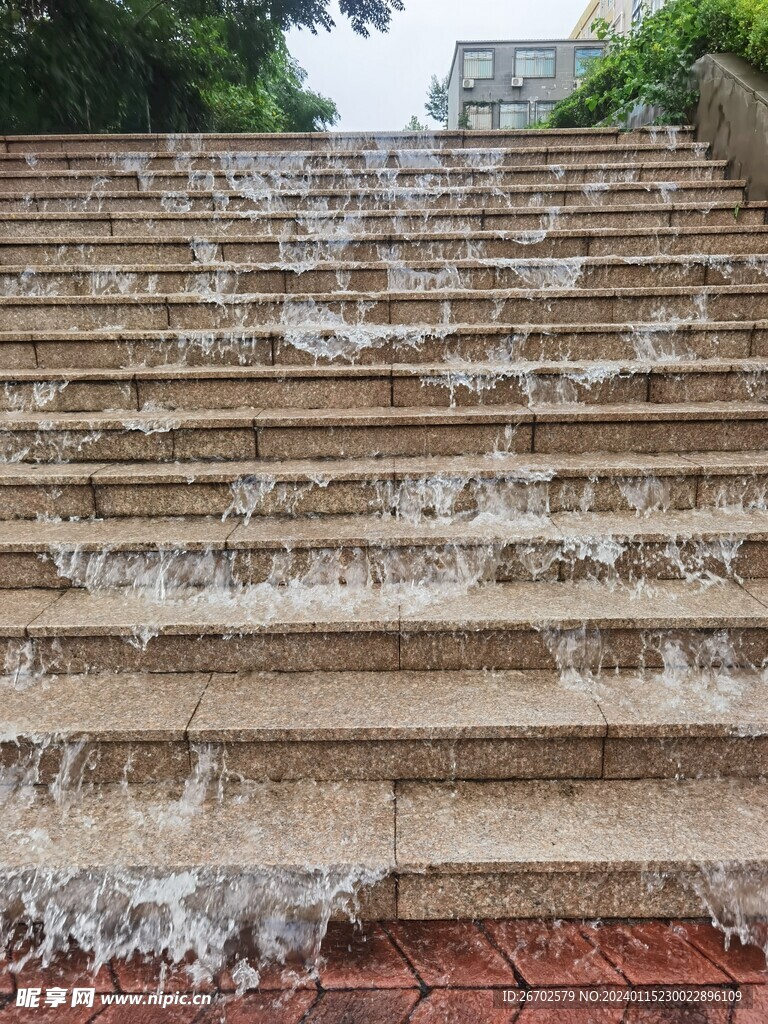 雨中的台阶