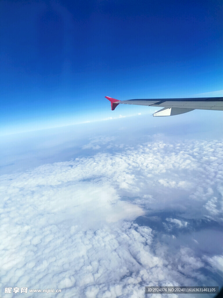 飞机上空 蓝天白云