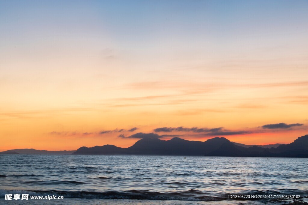 黄昏海浪图片