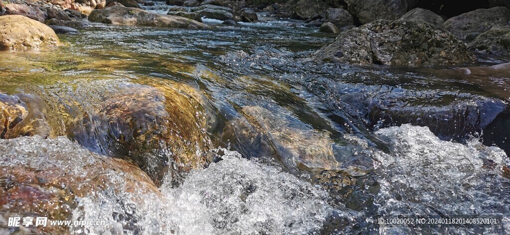 溪水潺潺
