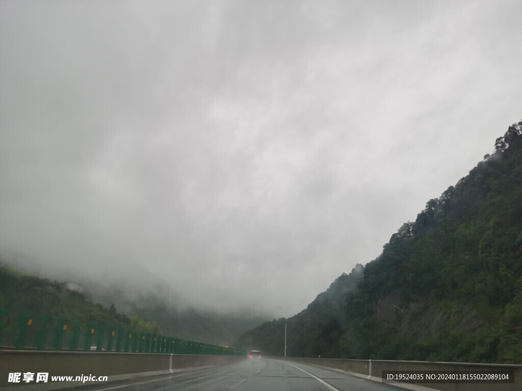 高速上的雨景