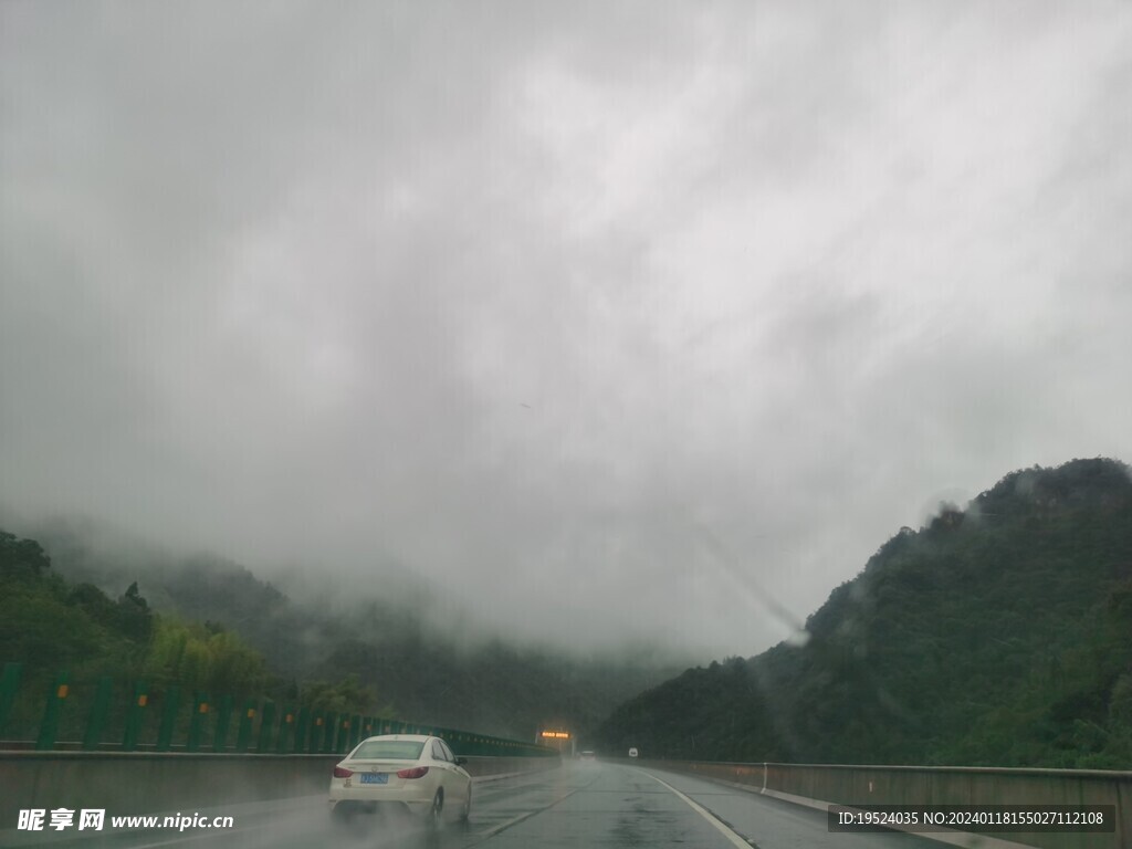 下雨的山顶