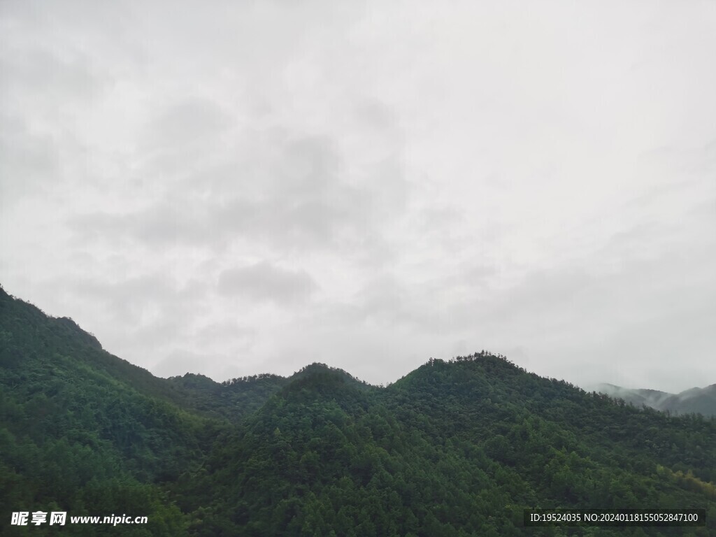 阴雨下的青山