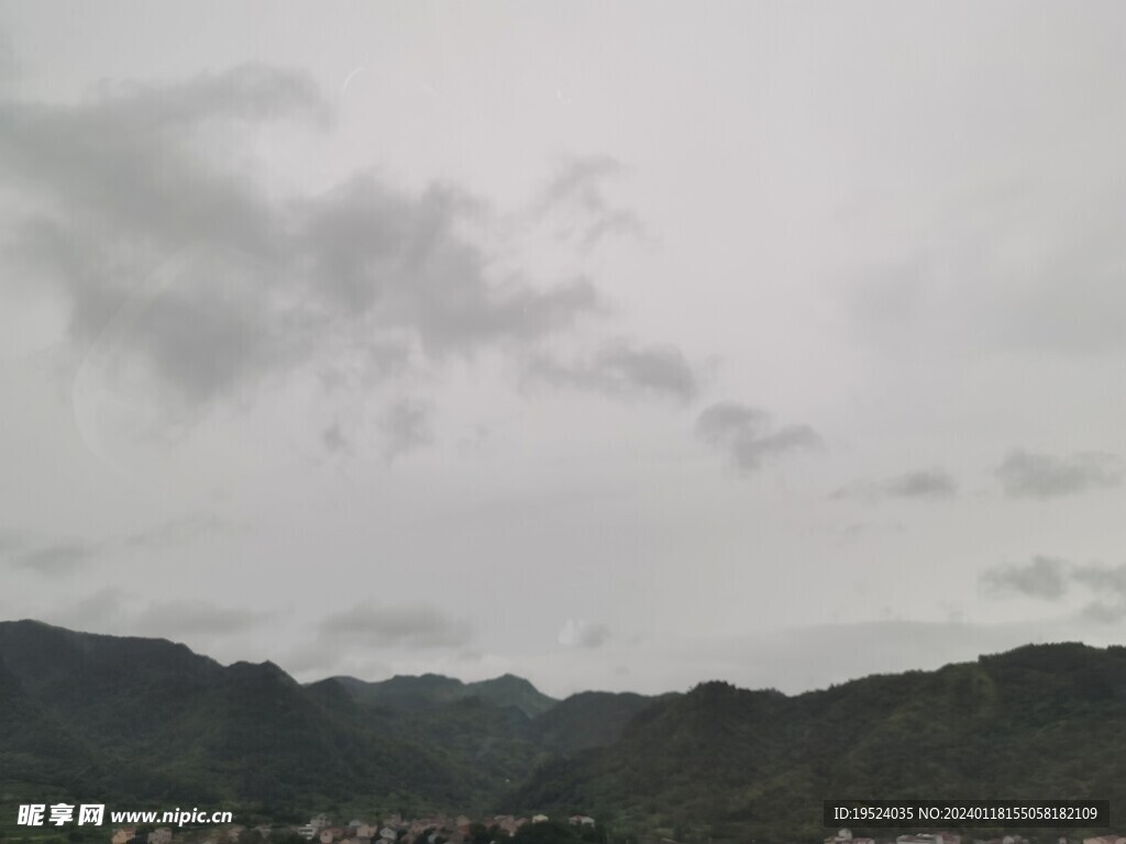 阴天的山