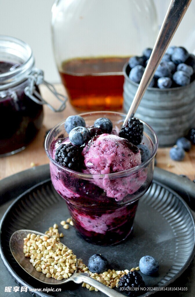 桑葚蓝莓冰淇淋