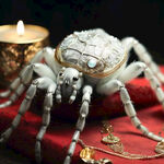 白色蜘蛛，黄金首饰，中式婚服，红布，蜡烛，黑夜