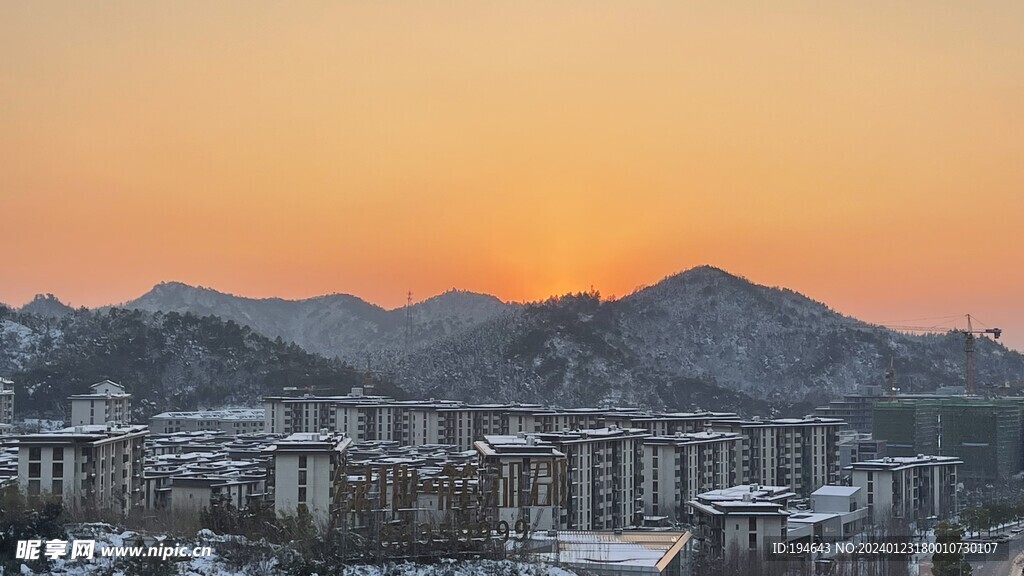 日照金山