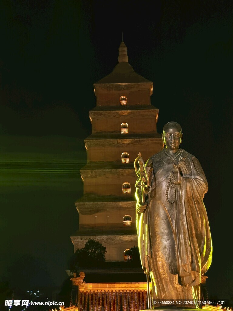 大雁塔玄奘雕塑夜景