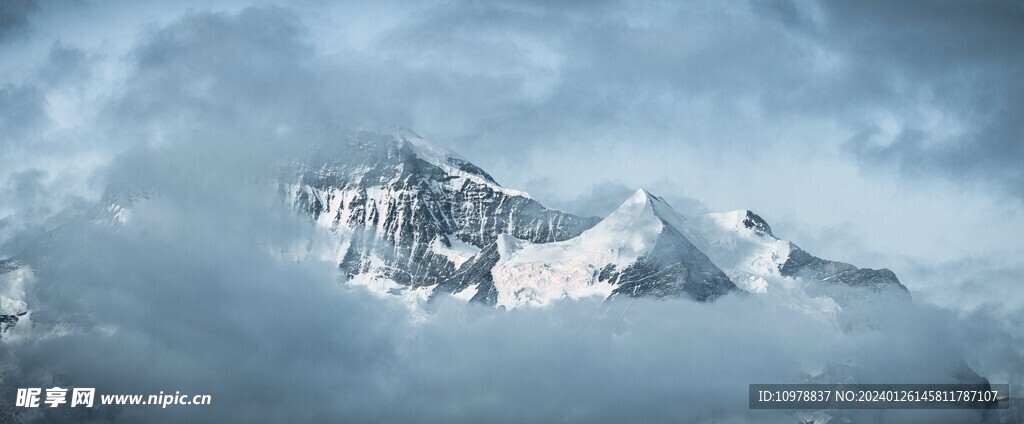 云雾缭绕的雪山