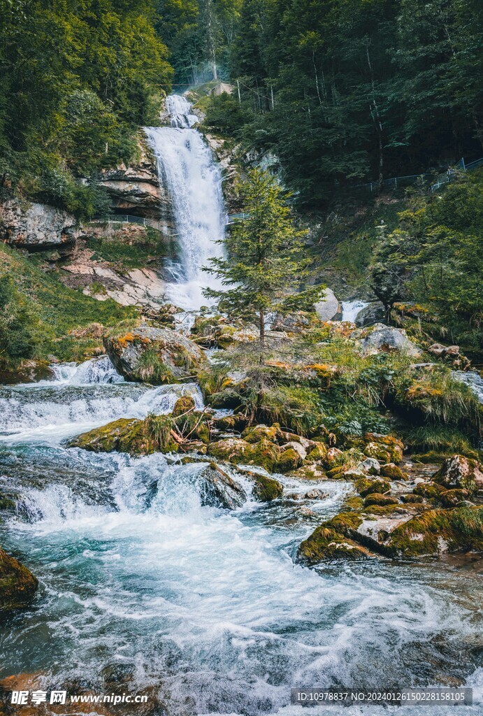 小溪瀑布流水