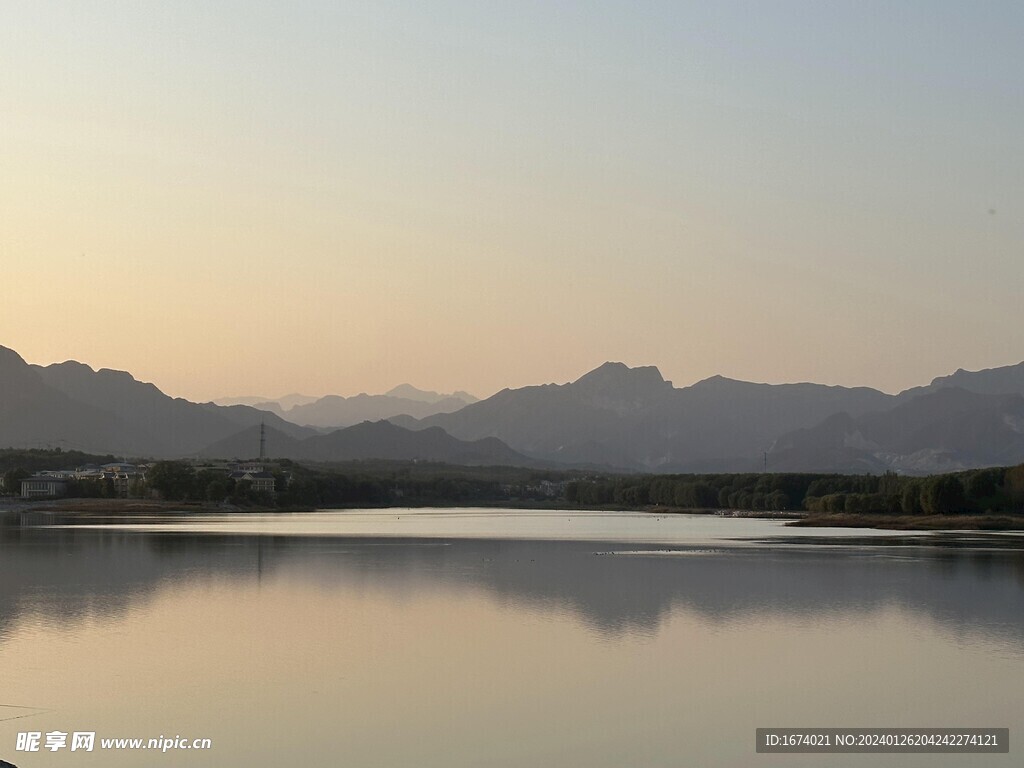 夕阳之下的青龙湖水库