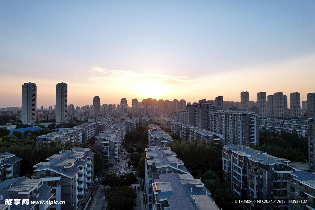 城市住宅楼的黄昏