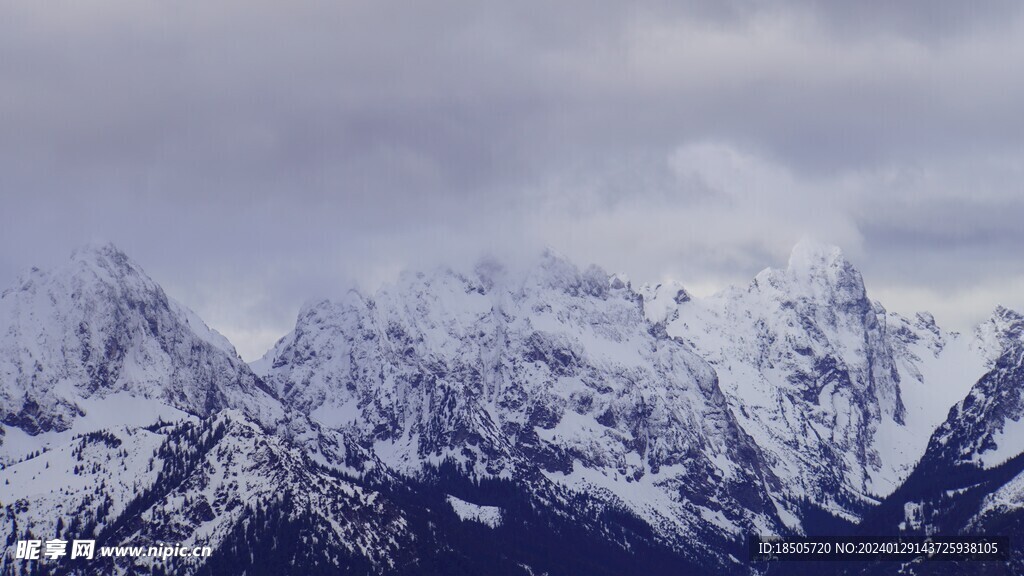 雪山山峰