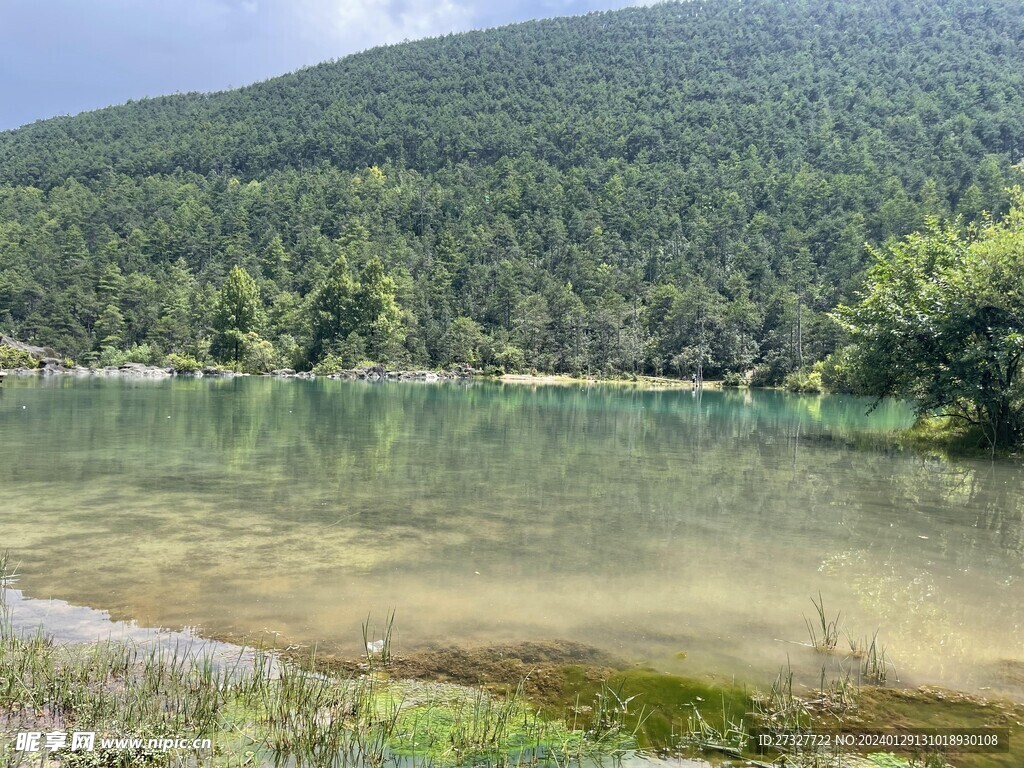 蓝月谷青山绿水