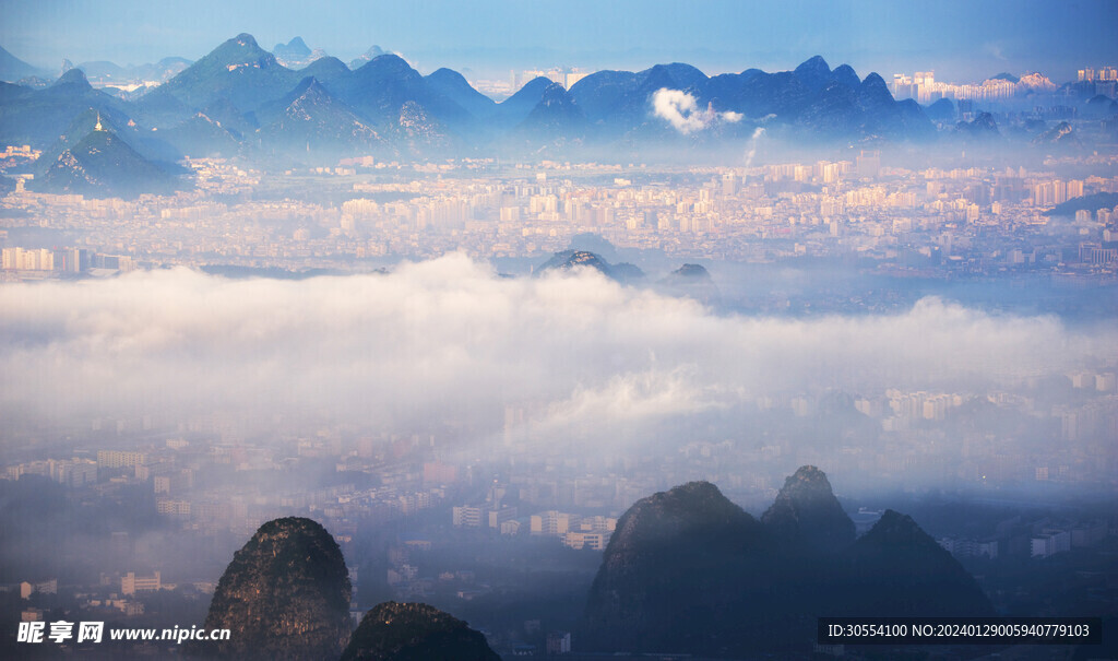  美丽湖泊山峰森林风景图片