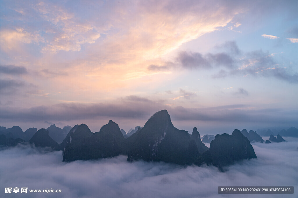 美丽湖泊山峰森林风景图片