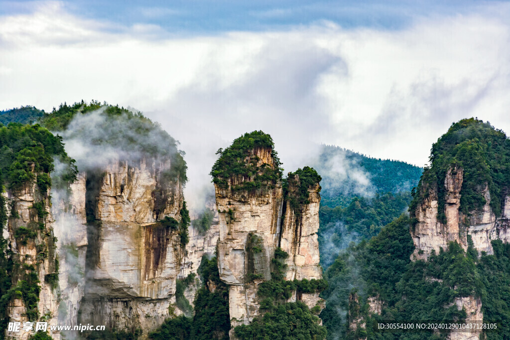 美丽湖泊山峰森林风景图片