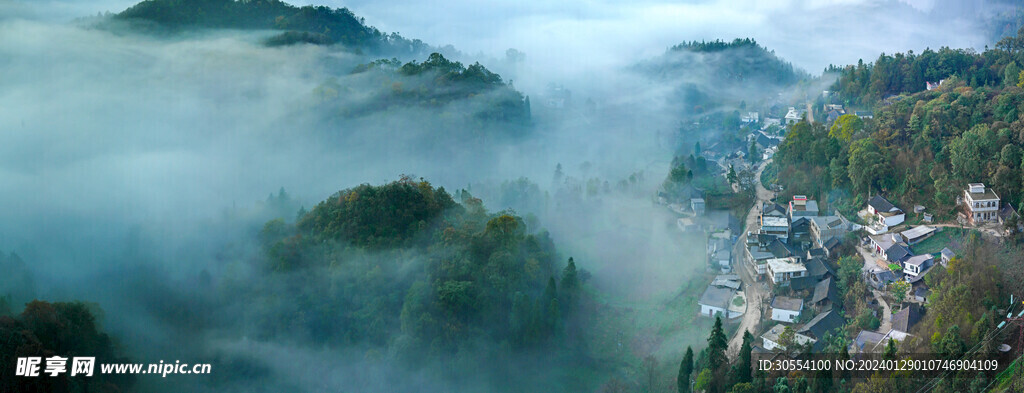 美丽湖泊山峰森林风景图片