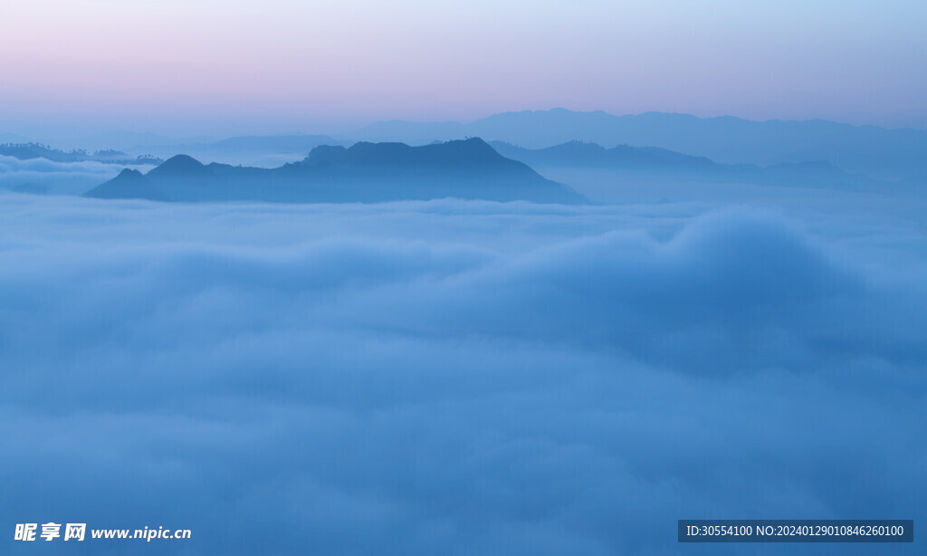 美丽湖泊山峰森林风景图片