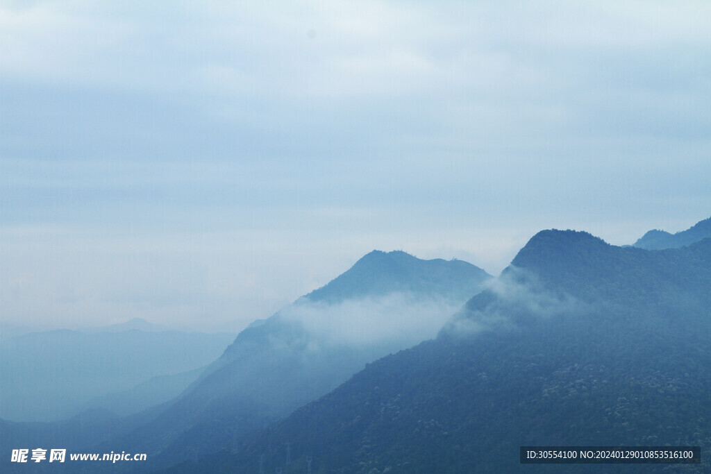 美丽湖泊山峰森林风景图片