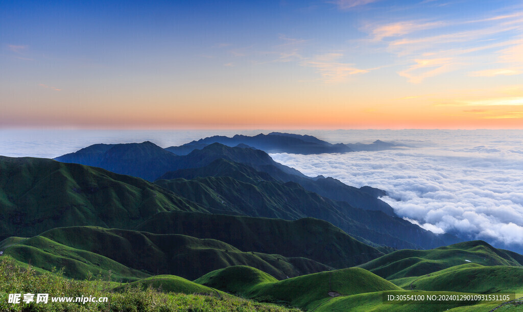 美丽湖泊山峰森林风景图片