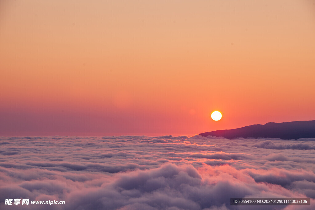 美丽湖泊山峰森林风景图片