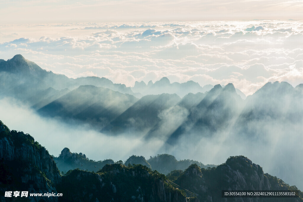 美丽湖泊山峰森林风景图片