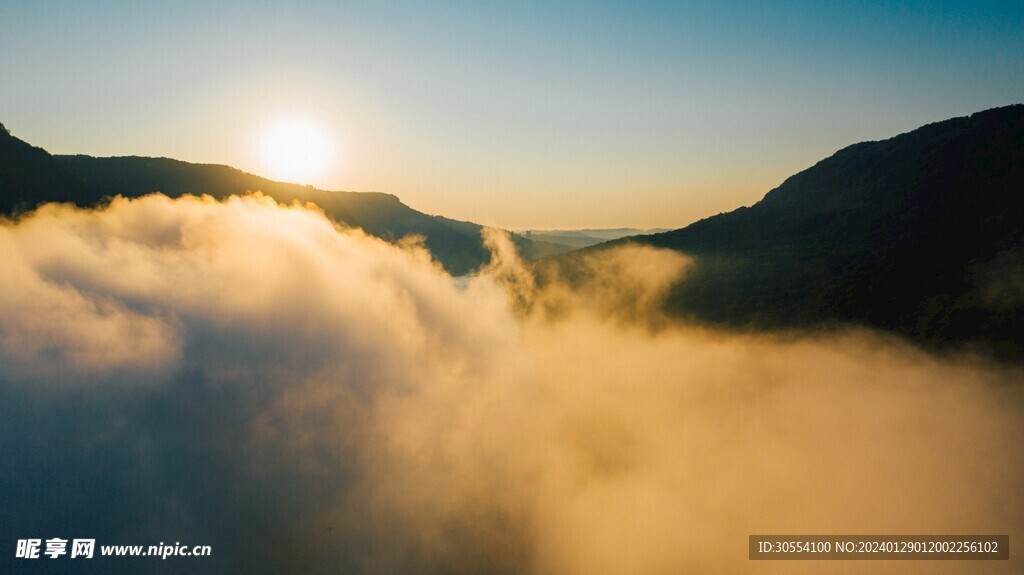 美丽湖泊山峰森林风景图片