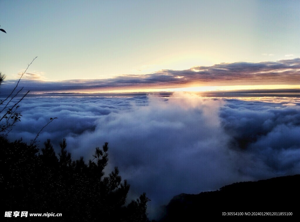 美丽湖泊山峰森林风景图片