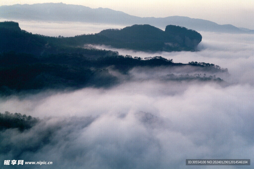 美丽湖泊山峰森林风景图片