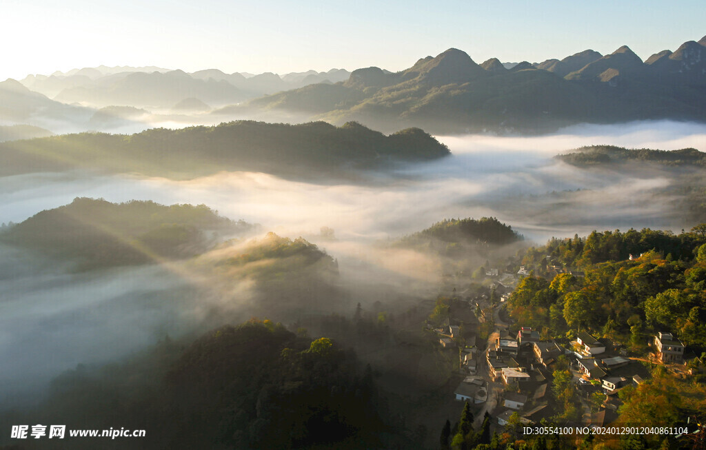 美丽湖泊山峰森林风景图片