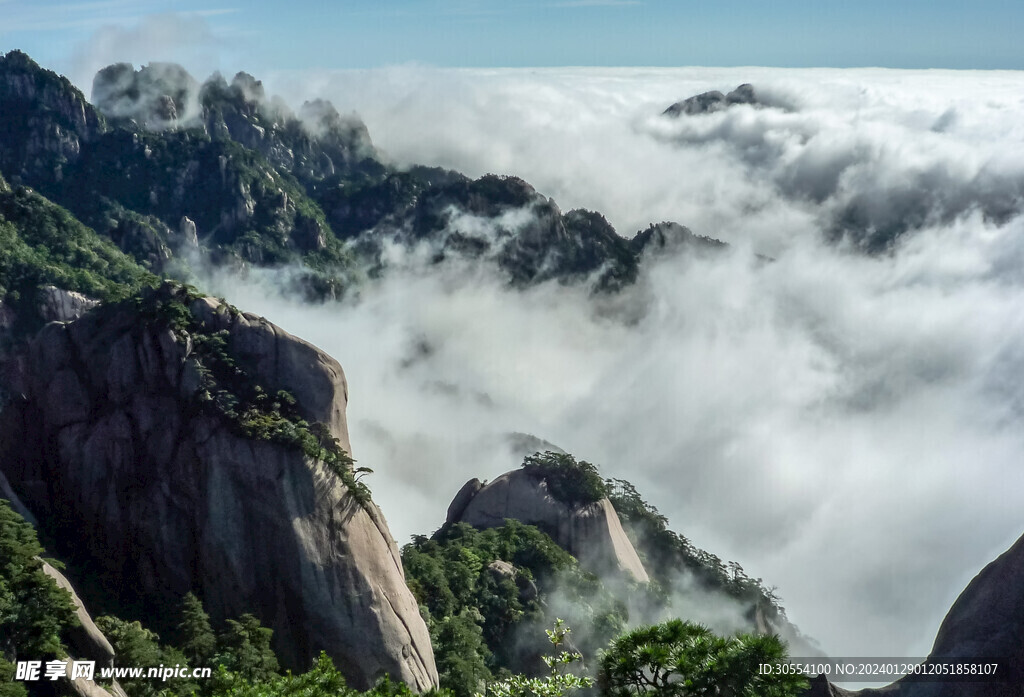 美丽湖泊山峰森林风景图片