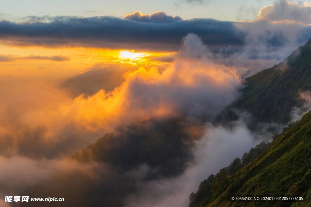 美丽湖泊山峰森林风景图片
