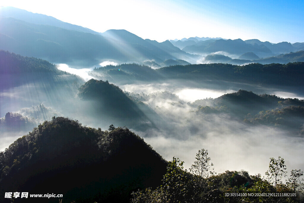  美丽湖泊山峰森林风景图片