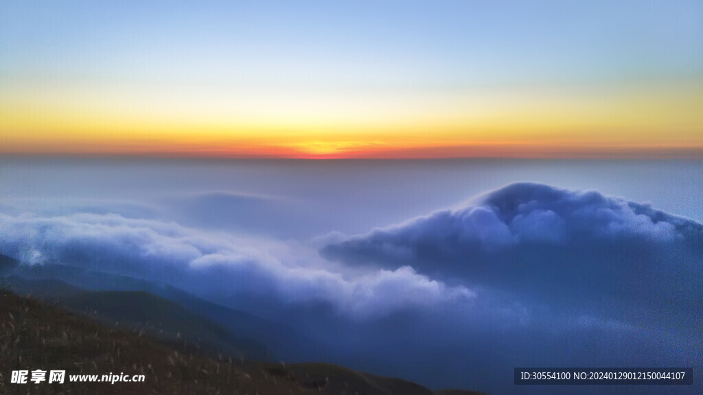 美丽湖泊山峰森林风景图片