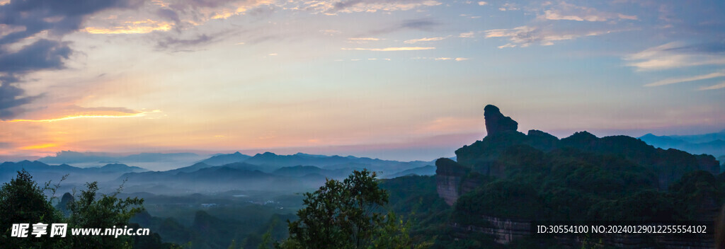 美丽湖泊山峰森林风景图片