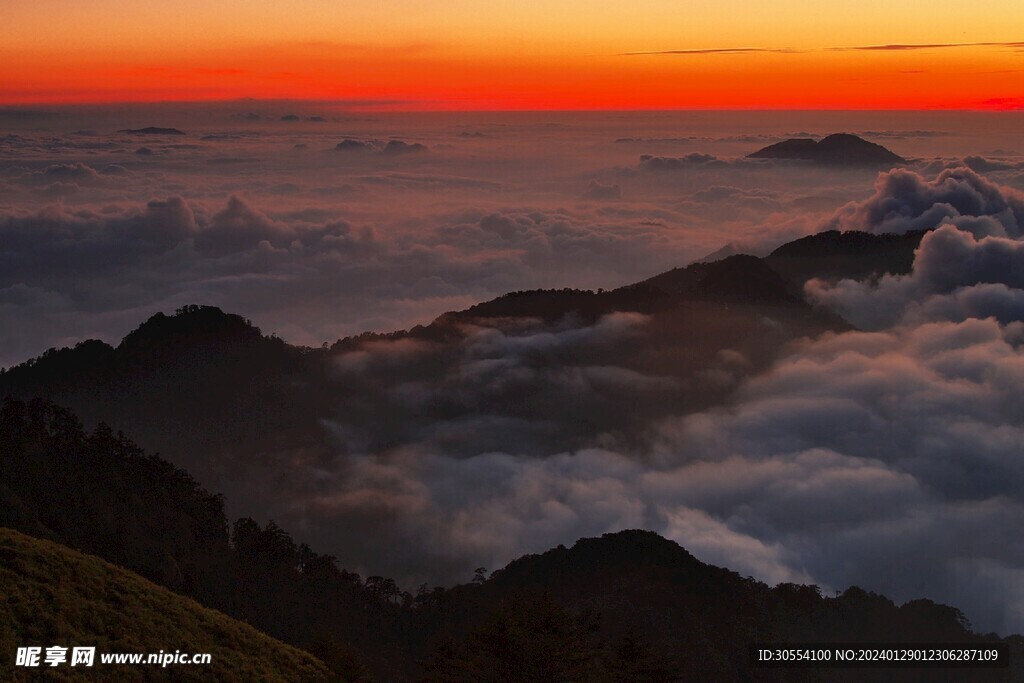 美丽湖泊山峰森林风景图片