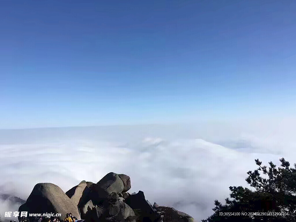 美丽湖泊山峰森林风景图片