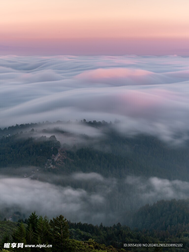 美丽湖泊山峰森林风景图片