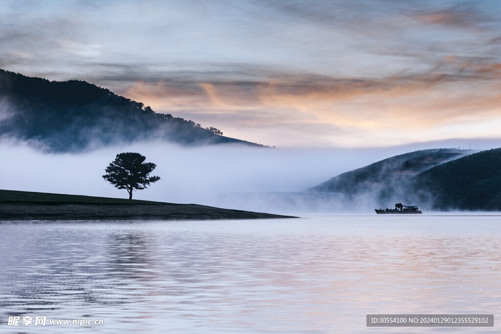 美丽湖泊山峰森林风景图片