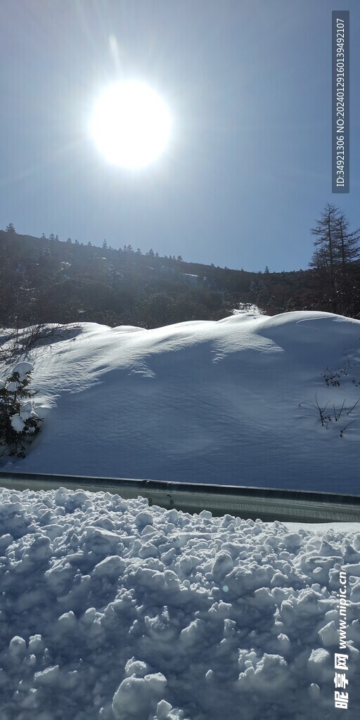 公路上大雪掩盖