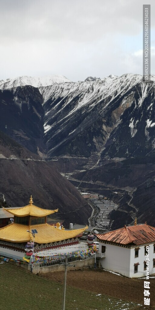 从飞来寺看德钦县城和白马雪山