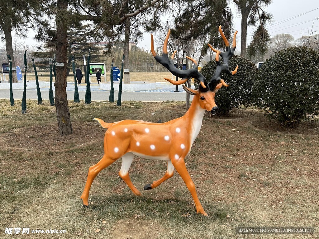 公园里的鹿塑像