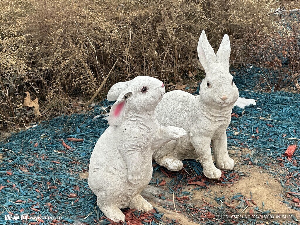 公园里的兔子塑像